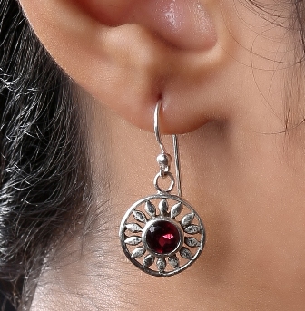 Silver cute maroon stone earring